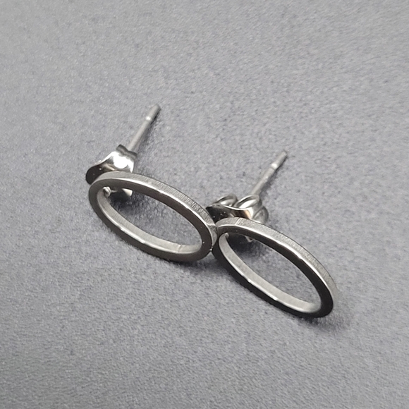 Classic silver oval stud earrings by Dazzling Rock. - Picture 4 of 10